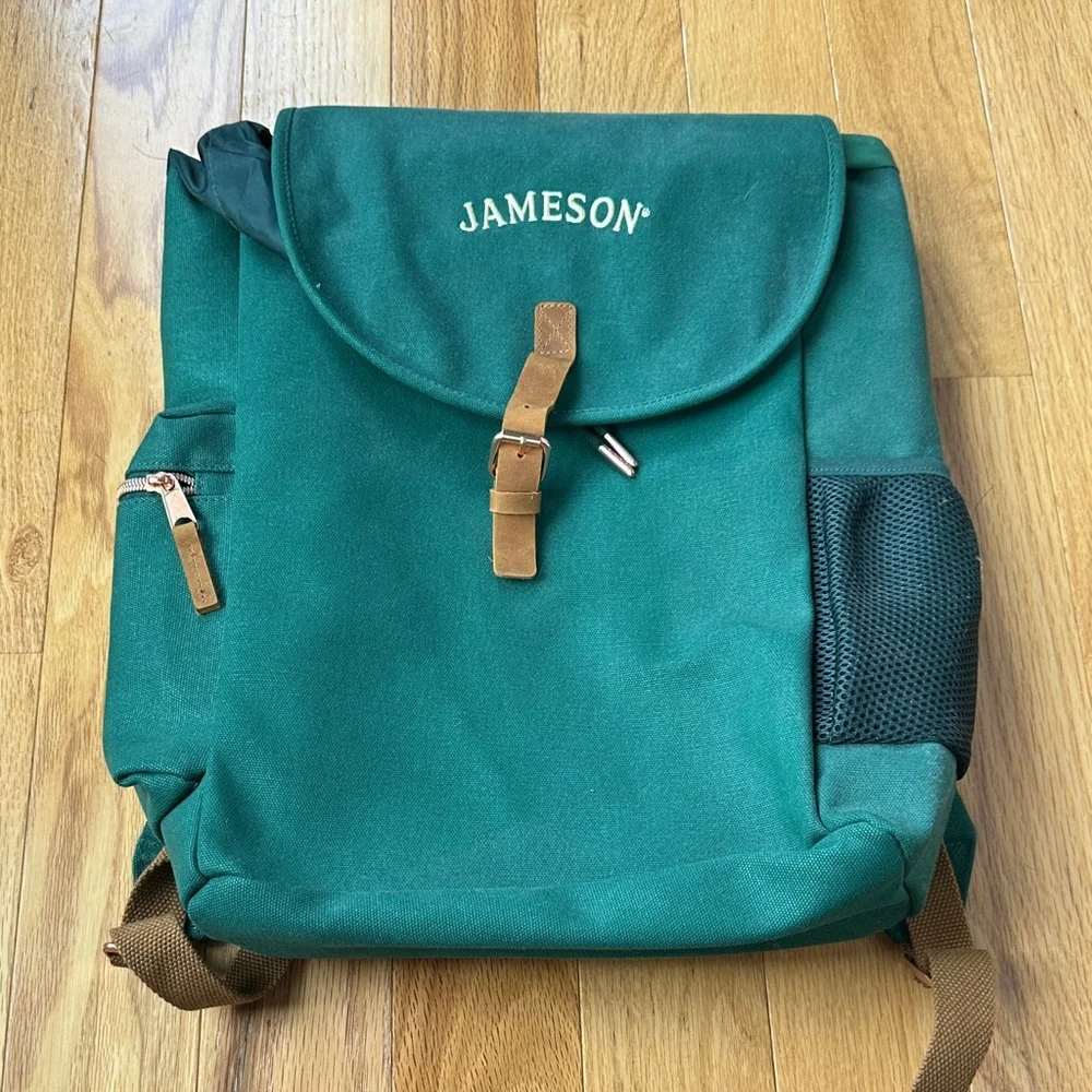 timbuk2 jameson backpack Parker Commuter Use the luggage pass through to attach it to your wheeled luggage Timbuk2 Gist Backpack (Bronze/Black)
